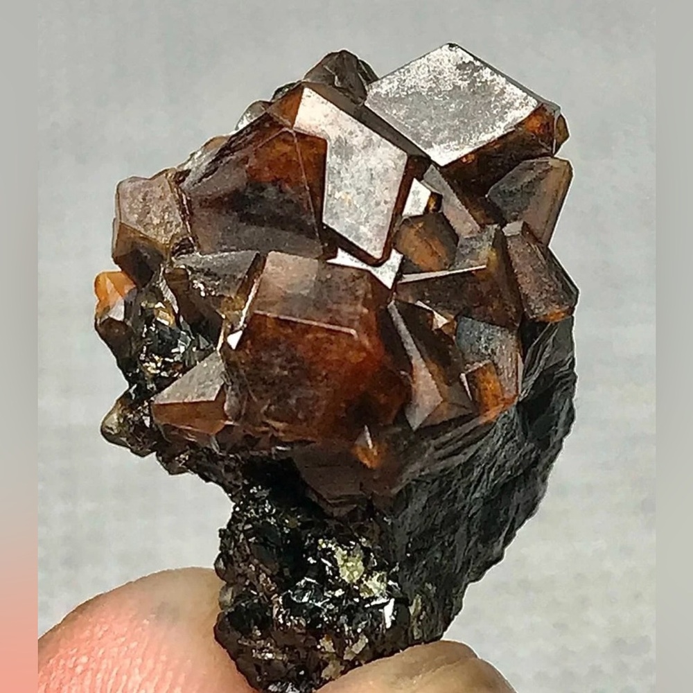 17 Carats Beautiful Garnet Crystals Specimens from Pakistan - Picture 4 of 11